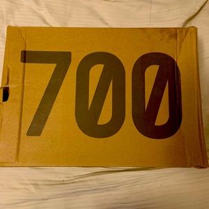 Yeezy 700 V2 static